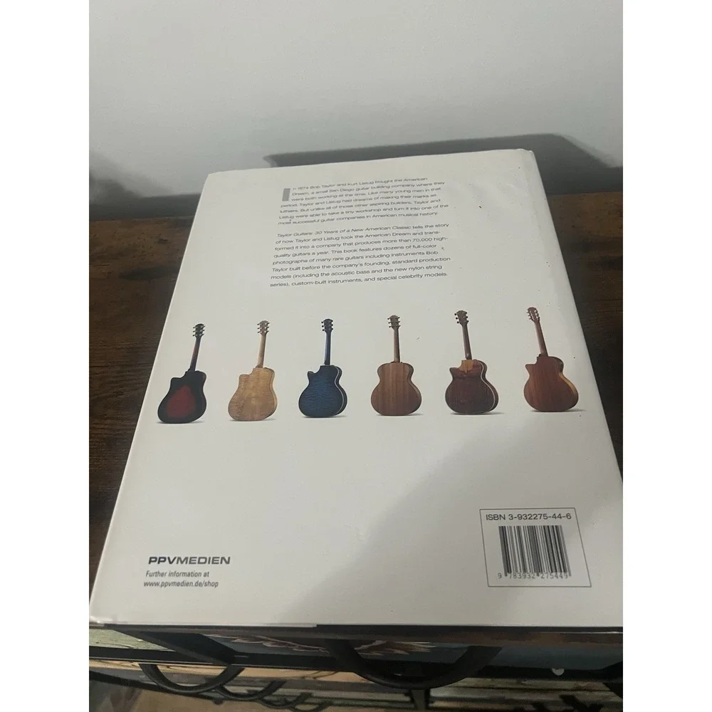 Taylor Guitars 30 Years‎ of a New American Classic Hardcover – Slight Bend